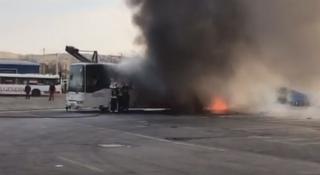 Incendiu într-un autobuz din Bacău. Șoferul a scăpat în ultimul moment