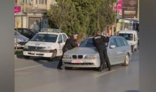 Șoferul din Iași care a luat pe capotă un polițist înarmat, ca să scape de amendă, acuzat de ultraj