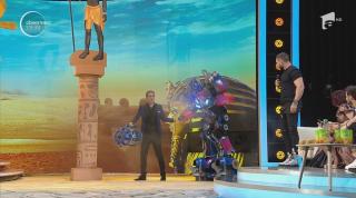 Măști de senzație pe Scena Misterelor, emisiune prezentată de Dan Negru