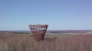 Turn-clepsidră dintr-o pădure din Danemarca, magnet pentru turiști