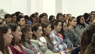 Tot mai mulți părinți români aleg cursurile de parenting