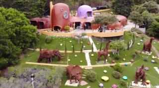 Scandal cât casa, pe o replică a locuinţei Familiei Flinstone