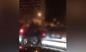 Bătaie cu pumni şi bâte în mijlocul unei străzi din Bucureşti, între mai mulţi tineri