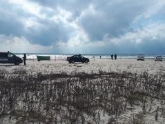 Sute de poliţişti şi jandarmi patrulează pe plaje în căutarea drogurilor pierdute