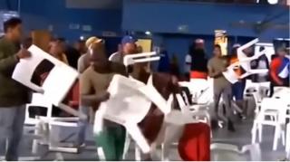 Bătaie cu scaune între politicieni rivali, în Africa de Sud