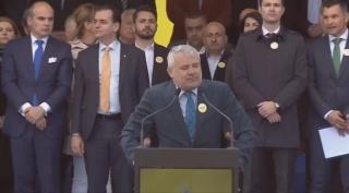 Momentul amuzant în care Vicepreședintele PNL a uitat discursul, la mitingul de la Brașov: ”PNL e singurul și principalul...”