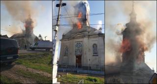Incendiu uriaș la o biserică din Timiș, la slujba de duminică
