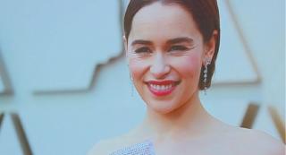Emilia Clarke, mama dragonilor din Game of Thrones, a devenit mama cățeilor