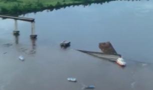 Pod prăbușit cu tot cu mașini într-un râu din Brazilia, după impactul cu o navă