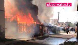 Un mort şi doi răniţi, într-un incendiu în Târgu Mureş. Imaginile surprinse arată cum o casă a ars ca o torţă (VIDEO)