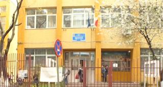 Elev de la o şcoală din Bucureşti îşi fugăreşte colegul cu un briceag, lovit de o maşină (Video)