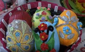 Ouă sculptate şi înfrumuseţate cu tehnici 3D, expuse la târgul de Paşte din Nădlac (Video)