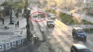 Imagini cumplite în Galaţi, după ce un tânăr traversează alergând strada prin loc nepermis (Video)