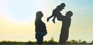 Mii de părinţi fac împrumuturi pentru a învăţa să devină părinţii perfecţi