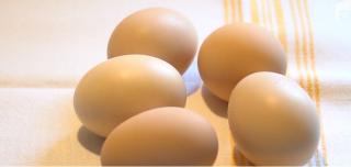 Pericol înainte de Paşte. Ouăle de ţară sunt mai sănătoase, dar să nu fie prea vechi