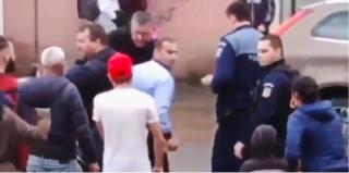 Poliţişti loviţi cu pietre, după un accident în Tulcea (Video)