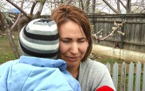 Mama copiilor bătuţi şi filmaţi de tatăl din Galaţi a ajuns în ţară. Vrea să-l viziteze în arest pe soţul ei (Video)