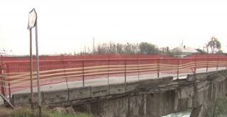Podul fără balustradă din comuna Racova, un pericol pentru şoferi. Autorităţile au impus doar o limită de viteză