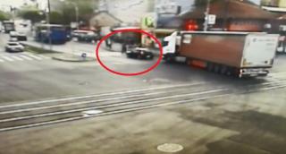 Imagini cumplite în Timişoara, după ce un TIR aruncă o maşină în pietonii de pe trecere (Video)