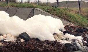 Lac poluat cu spumă, lângă Aeroportul din Iași. Valurile de clăbuc ating 1 metru