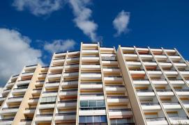 Dezvoltatorii imobiliari, obligaţi să racordeze blocurile la utilităţi, înainte ca oamenii să se mute în apartamente (Video)