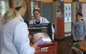 O primărie şi o şcoală din comuna Rodna oferă masă caldă pentru sute de elevi (Video)