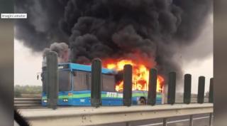 Un autobuz a luat foc pe autostrada care face legătura între Arad şi Timişoara (Video)