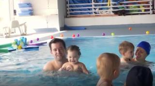 Înotul, o alegere înțeleaptă pentru copii. Care sunt beneficiile (Video)