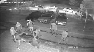 Cinci dintre taximetriştii care au desfigurat cu răngi şi bâte un tânăr de 19 ani, la Galaţi, au fost identificaţi (Video)