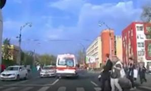 O ambulanţă a fost la un pas să spulbere un grup de oameni, pe o trecere de pietoni din Sibiu (Video)
