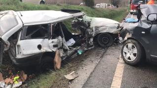 Impact nimicitor în Alba, 2 morţi, după ce două maşini s-au lovit frontal (Video)