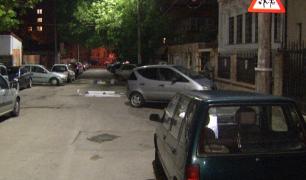 Sătul de gropile de pe strada lui, un tânăr din Bucureşti s-a apucat să le astupe singur (Video)