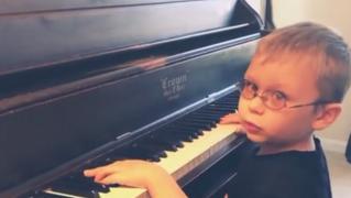 Băieţel de 7 ani, orb, interpretare spectaculoasă a melodiei "Bohemian Rhapsody" (Video)