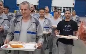 Protest cu mâncare la uşa şefilor de la Uzinele Dacia