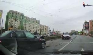 Şoferul unui BMW şi-a distrus maşina lovind în spate o Dacia 1310, care nu are daune majore (Video)