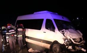 Plan Roşu pe o şosea din Iaşi. Zece oameni răniţi, după ce două microbuze s-au lovit violent (Video)