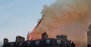Arde Notre Dame. Video cu momentul în care turnul principal al catedralei s-a prăbuşit, mistuit de flăcări