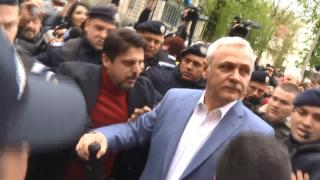 Îmbrânceli la sosirea lui Liviu Dragnea la proces (Video)