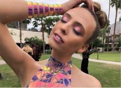 Costumele de baie din bandă adezivă. Trendul s-a dat în California, la celebrul festival Coachella