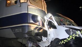 O manevră criminală a dus la moartea a patru oameni, în Buzău. Microobuzul în care se aflau a fost spulberat