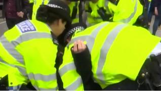 Protestatari ecologişti aplaudaţi în timp ce erau încătuşaţi de poliţie, la Londra