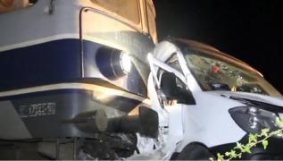 Pasagerii din microbuzul groazei de la Buzău au văzut trenul intrând în ei: "Murim!"