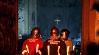 ”Crucea strălucea, un simbol al sfidării în întuneric”. Mărturia unui jurnalist care a intrat în Notre Dame