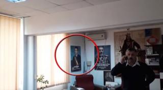 Primar din Prahova, cu tabloul lui Ceaușescu pe perete