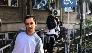 Cei trei tineri machiaţi şi fardaţi, care au electrocutat un client, au fost lăsaţi în libertate