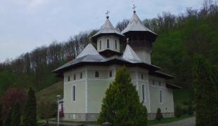 Preoţii de la o mânăstire din Hunedoara oferă hrană şi adăpost pentru credincioşi