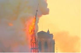 Notre Dame, cea mai cunoscută şi vizitată catedrală din Europa, a fost mistuită de flăcări uriaşe