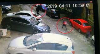 Fetiţă tâlhărită în plină stradă, la Iaşi. Bărbatul îi smulge telefonul, copila fuge să-l prindă (Video)