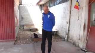 Adrian Neagu, campion la atletism la 51 de ani, se antrenează acasă, la o groapă de nisip improvizată