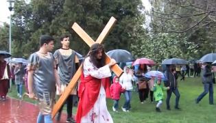 Drumul crucii, refăcut la Oradea de câteva sute de credincioşi greco-catolici